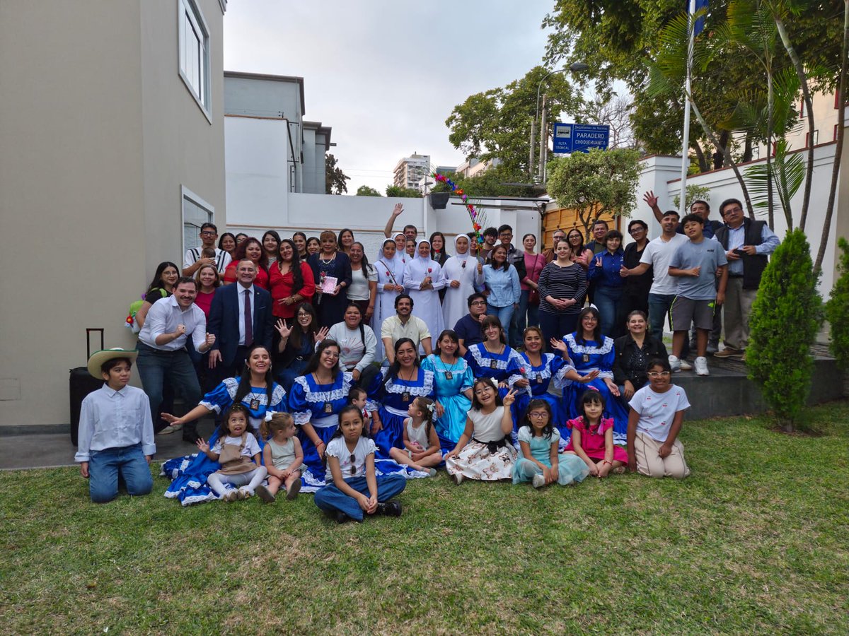 PabloEmbaPeru's tweet photo. Celebramos el Día de las Madres con la #DiásporaSV con actividades culturales, música folclórica y con un espacio de reflexión

Compartí sobre diferentes proyectos ejecutados por nuestro presidente @nayibbukele, en beneficio  de nuestra población en nuestro país y en el exterior https://t.co/X87Ep8amaJ