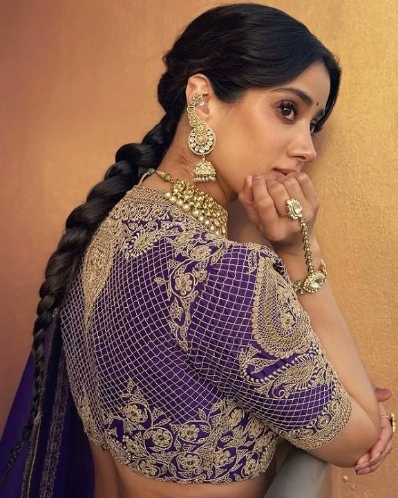 SareeingOffl's tweet photo. Janhvi Kapoor’s purple lehenga for #Peddi promotions is regal South Indian glamour 💜✨
👉 https://t.co/5vJjtFCrd1
Temple jewellery 👑
Rich embroidery 🔥
Classic braid elegance ❤️
#JanhviKapoor #LehengaStyle #SouthIndianFashion @The_RamCharanFC #PeddiOnJune04 @janhvikapoorr https://t.co/vqkH5MxeTZ