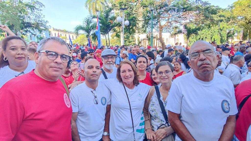 CubaMES's tweet photo. 📢✊ La @UCLVCU presente en la Tribuna Antimperialista, en respaldo al General de Ejército Raúl Castro Ruz.

💪 Porque #RaúlEsRaúl y Cuba no se doblega.

📸ℹ️ #UCLVnuestra #TribunaAntimperialista #CubaEstáFirme
#UniversidadCubana https://t.co/F9SBVixZpM
