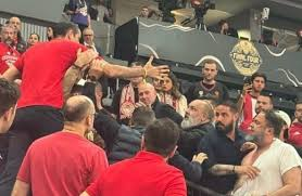 RXRqdEgogik2Z9P's tweet photo. Ποιο ανώτατο στέλεχος της ΕΛ.ΑΣ. έκανε εισήγηση προς τους δύο αθλητικούς Εισαγγελείς που ήταν παρόντες στο ΟΑΚΑ να μην γίνουν συλλήψεις στο πλαίσιο του αυτοφώρου όσων ενεπλάκησαν στο επεισόδιο Μαρινάκη - Δημητριάδη;
Οποιοσδήποτε άλλος θα είχε συλληφθεί αμέσως!!!

Θα αναζητηθούν ευθύνες απ' αυτόν τον Αξιωματικό;