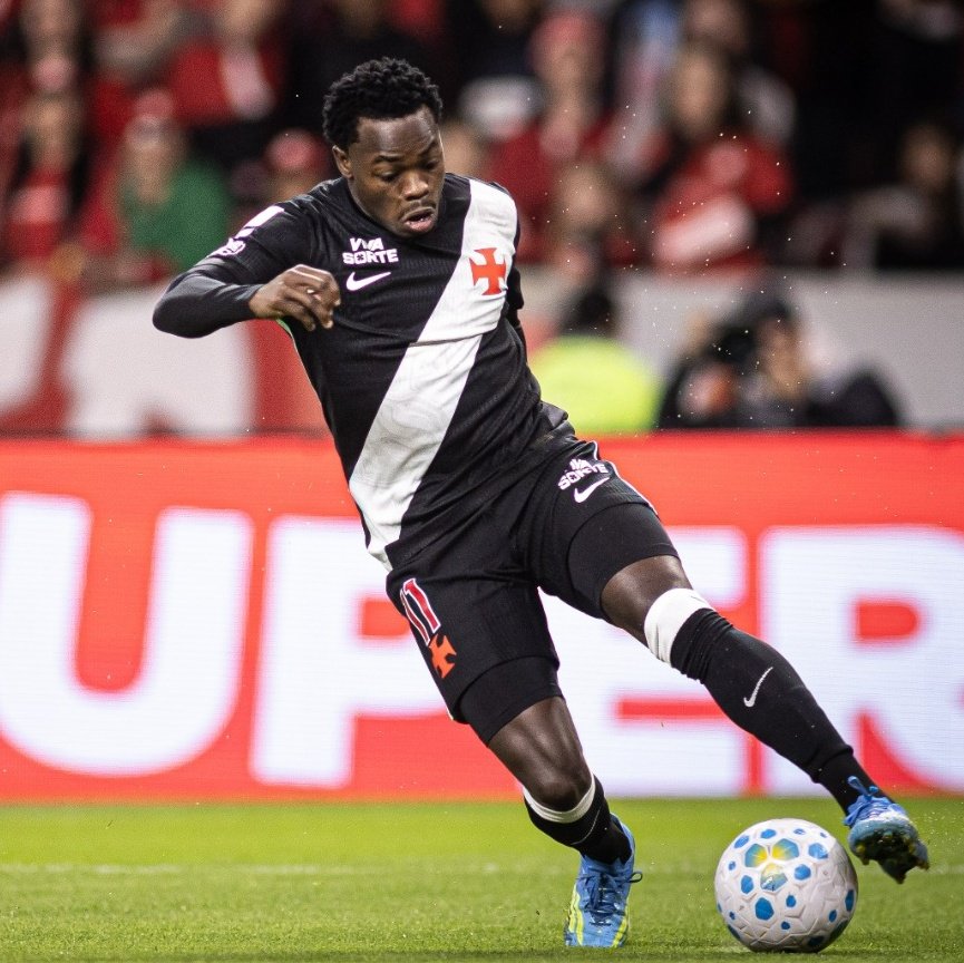SofascoreBR's tweet photo. Andrés Gómez (23 anos) pelo @VascodaGama:

⚔️ 49 jogos
⚽ 5 gols
🅰️ 11 assistências
🅿️ 16 participações em gols
👟 121 finalizações (35 no gol)
🧠 13 grandes chances criadas (!)
🔑 66 passes decisivos
💪 268 duelos ganhos (5.5 /j!)
💨 124 dribles certos (2.5 /j!)
💯 Nota Sofascore 6.88

Convocado para a Copa do Mundo! 🇨🇴📋