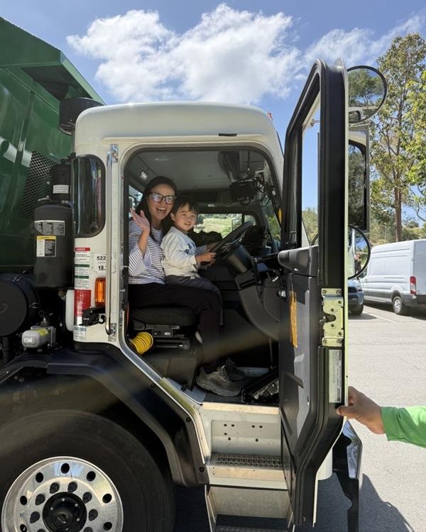 WM_SoCal's tweet photo. Had a great time at Irvine’s Turtle Rock Community Center &amp; Nature Center! 📚🚛

We read with the kids, played a recycling game, and gave a truck demo before an up-close look. So much excitement—especially from kids in trash truck gear! ♻️
#WMSoCal #TouchATruck #StoryTime https://t.co/Hz1PjpInMf