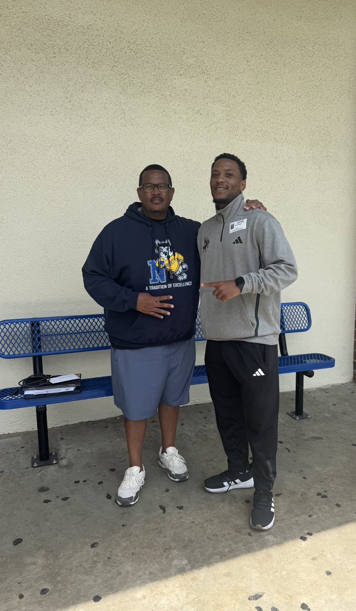 KiyoshiHarris's tweet photo. My guy @1CoachTee came through 3rd &amp; Chicago. It's always good seeing my guy. @JWNfootball @GCCC_FOOTBALL https://t.co/t1zkpeW97s