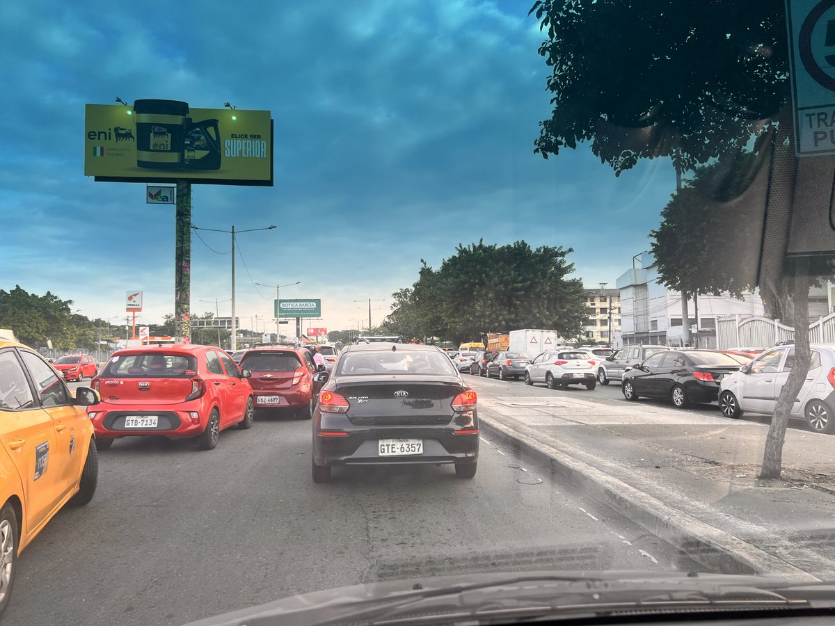 Cecvelasquez's tweet photo. Hasta cuando el tráfico en la Pradera avenida 25 de Julio es un caos todos los días en la mañana, deberían de quitarle a la metrovia un carril para ayudar al tránsito, 2 carriles y pasan cada 2 horas que terrible @ATMGuayaquil @ATM_Transito @alcaldiagye https://t.co/YhYHOJvTUC
