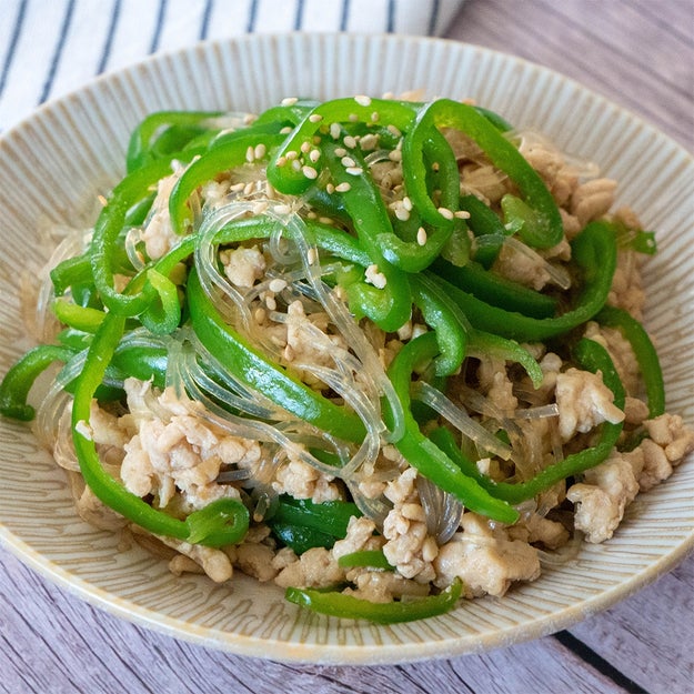 TastyJapan's tweet photo. 【春雨、こう食べるとハマる】つるもち食感がクセになる人気レシピ3選😊🥢

春雨のつるっとした食感を楽しめる、簡単中華レシピ3品をご紹介します。レンジで仕上げるなすの和え物、甘辛だれが絡むそぼろ炒め、やさしい味わいの卵サラダなど、食感や味付けの違いも楽しめるラインアップ💫

詳しいレシピはリプ欄で⬇️