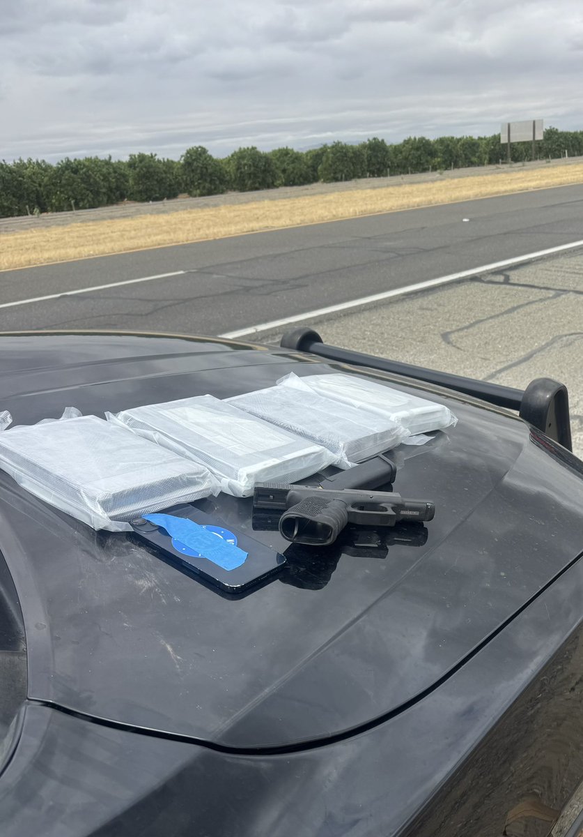 ChpCoalinga's tweet photo. CHP Coalinga officers arrested a driver on I-5 after locating approximately 4 kilograms of suspected fentanyl and a loaded Glock 23 during an enforcement stop through Kings and Fresno County.

The suspected fentanyl was turned over to Fresno HIIT. Estimated street value: $400,000 https://t.co/xjzT7hfENc