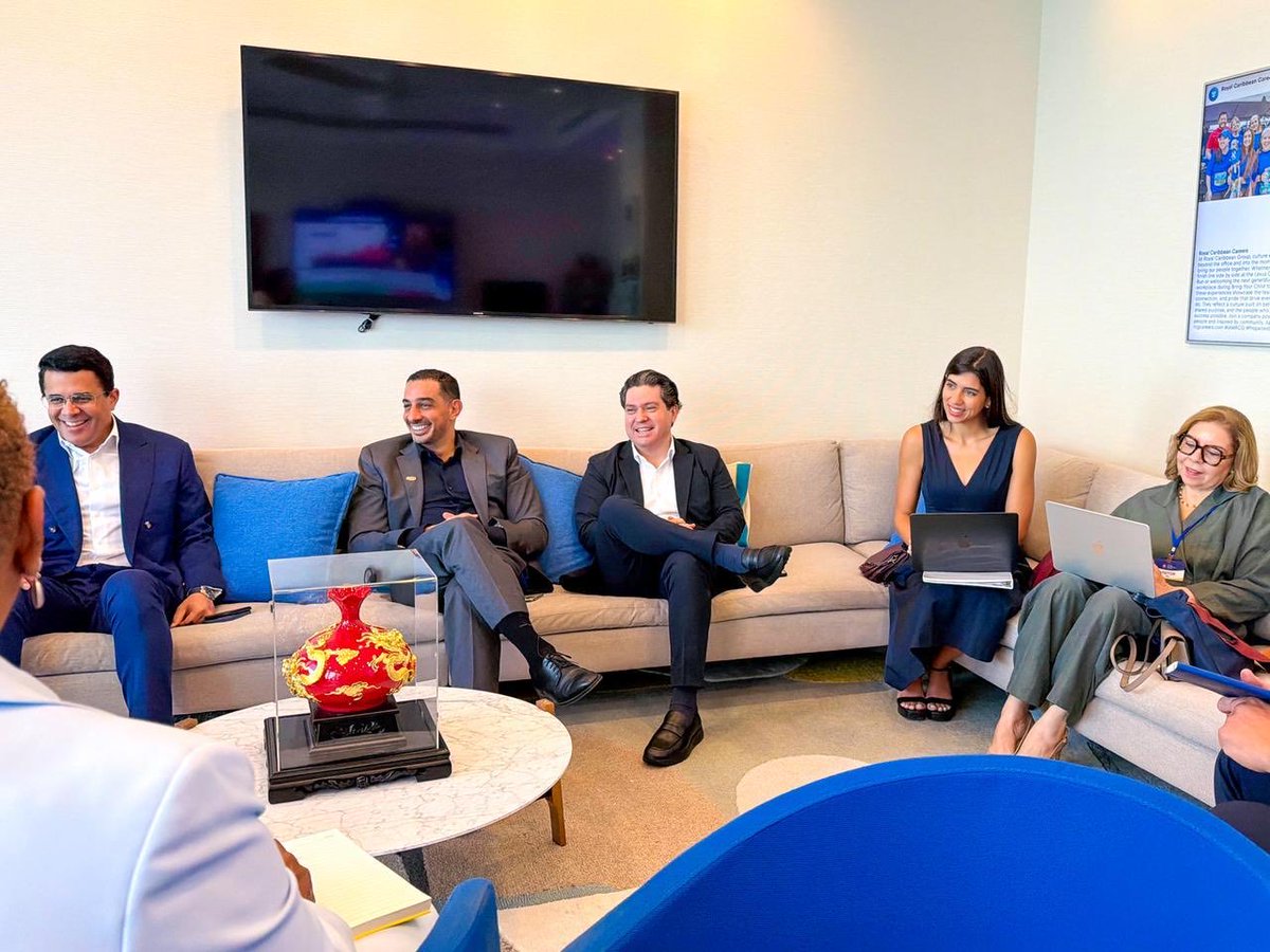 TurismoRD's tweet photo. 🤝🛳️ Hoy, desde Miami, nuestro ministro @DavidColladoM sostuvo importantes encuentros con el presidente y CEO de Royal Caribbean International, Michael Bayley, y con el Chairman de MSC Cruises para EE. UU., Rick Sasso. https://t.co/m3mppKQcvg