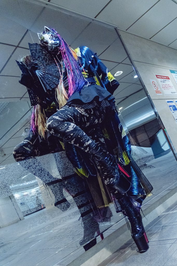 HANGRYcatPUNK's tweet photo. 🦊進捗状況🦊
今年の沙界妖怪芸術祭用の迷彩型浴衣は断念（生地が高すぎる）

新たな浴衣で6月から製作開始
狐+クラゲ🪼=狐クラゲ
キクラゲ（キノコではない🍄）

ふざけたイメージですが
陸上の狐に水系関係のデザインで製作します
派手髪はかわらずですが
🪼クラゲに合わせたウィッグ製作も開始予定です

色は白浜・��種な🪼色や触手の鮮やか色合い
表明上の海と深海の色に
🦊九条零狐の色が入る感じになります
生地（反物）は発注をかけましたので
今年の沙界妖怪は海色にできるように考えてます😊
どんな風になるのか？楽しみしてくださいね

撮影者：@mmmakiba_doll