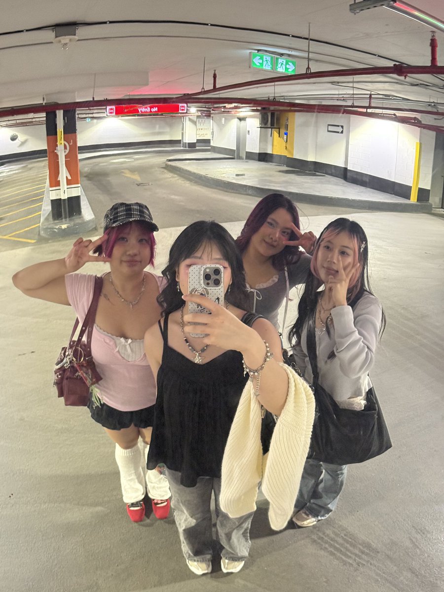 yennie ᥫ᭡ tweet media