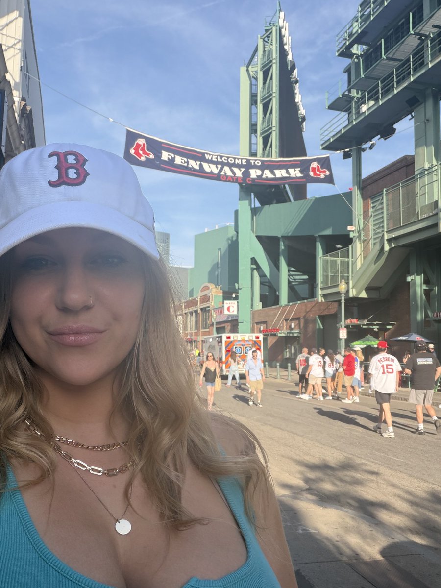 kairo7news's tweet photo. When in Rome I guess. Couldn’t help but wear mariners teal tho lol https://t.co/dYUPc0Z3fC