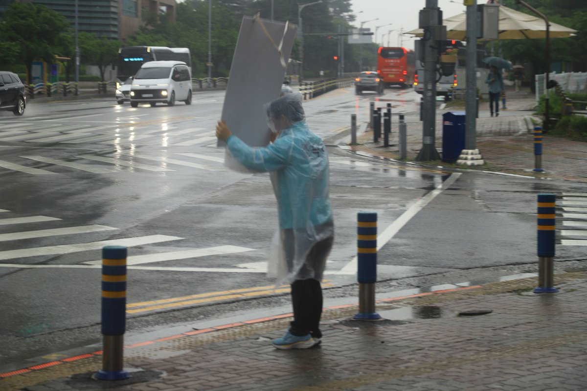 dalnimboneunmi1's tweet photo. 2026.05.27 아산 탕정 트라펠리스 삼거리 아침인사 https://t.co/6DhDjR4vKe