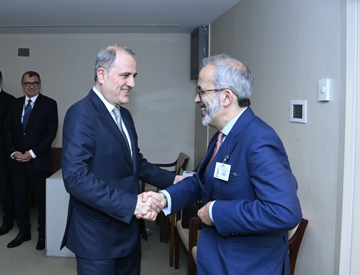 AzerbaijanMFA's tweet photo. Nazir Ceyhun Bayramovun Portuqaliyanın xarici işlər naziri Paulo Rangel ilə görüşünə dair mətbuat məlumatı

⬇️⬇️⬇️

https://t.co/zfR9Og1owo https://t.co/7SJUgh9gRM