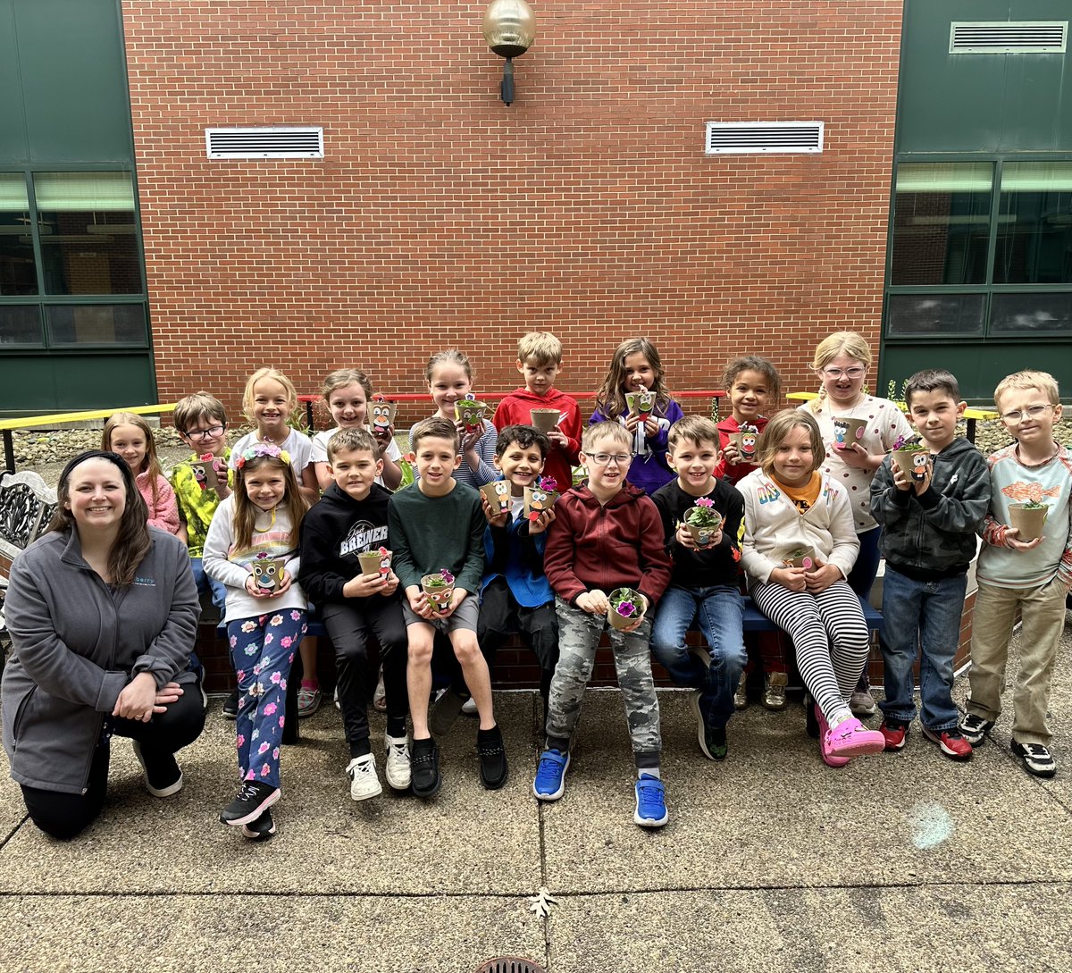 PASDofficial's tweet photo. FIRST GRADE LEADERSHIP PROJECT
For their PAES Leadership Day, 1st Grade decorated planters and potted flowers. The flowers were donated to Haverilla's Personal Care Home and Mulberry Square.  PUNXSY PROUD! https://t.co/6LCZyzCZig