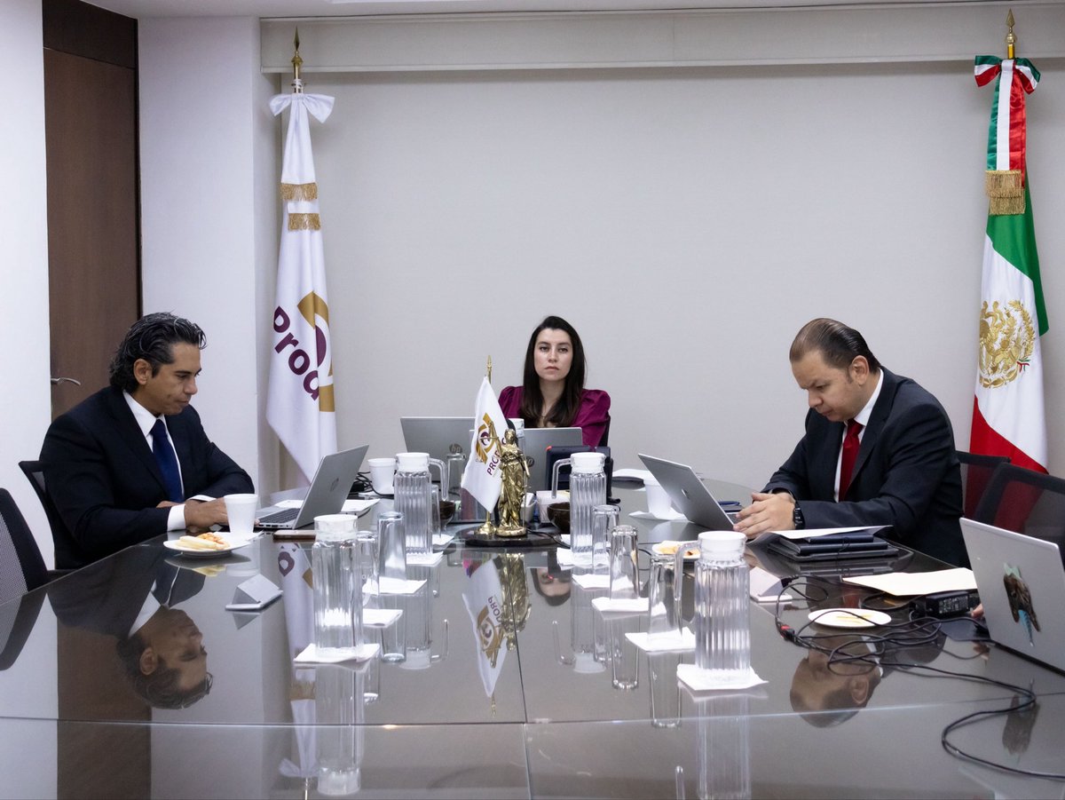 ProdeconMexico's tweet photo. #AgendaDelDía 📅

Este martes, en #PRODECON sostuvimos un encuentro con organizaciones y profesionales de la Contaduría Pública para dialogar 💬 sobre temas fiscales de interés y fortalecer la colaboración en favor de las personas contribuyentes. 🧾🤝

En esta reunión participaron la Mtra. Rosa Alejandra Bustosoria y Moreno (@bustosoria), el Lic. Nahum Rodríguez Díaz de León (@itercriminis357) y el Mtro. César Iván de la Torre Flores, personas titulares de las distintas Subprocuradurías de la institución.

Estos espacios permiten construir soluciones conjuntas y seguir impulsando una atención más cercana y eficiente para la ciudadanía. ✨

#PorTiEstamosAquí 🫂