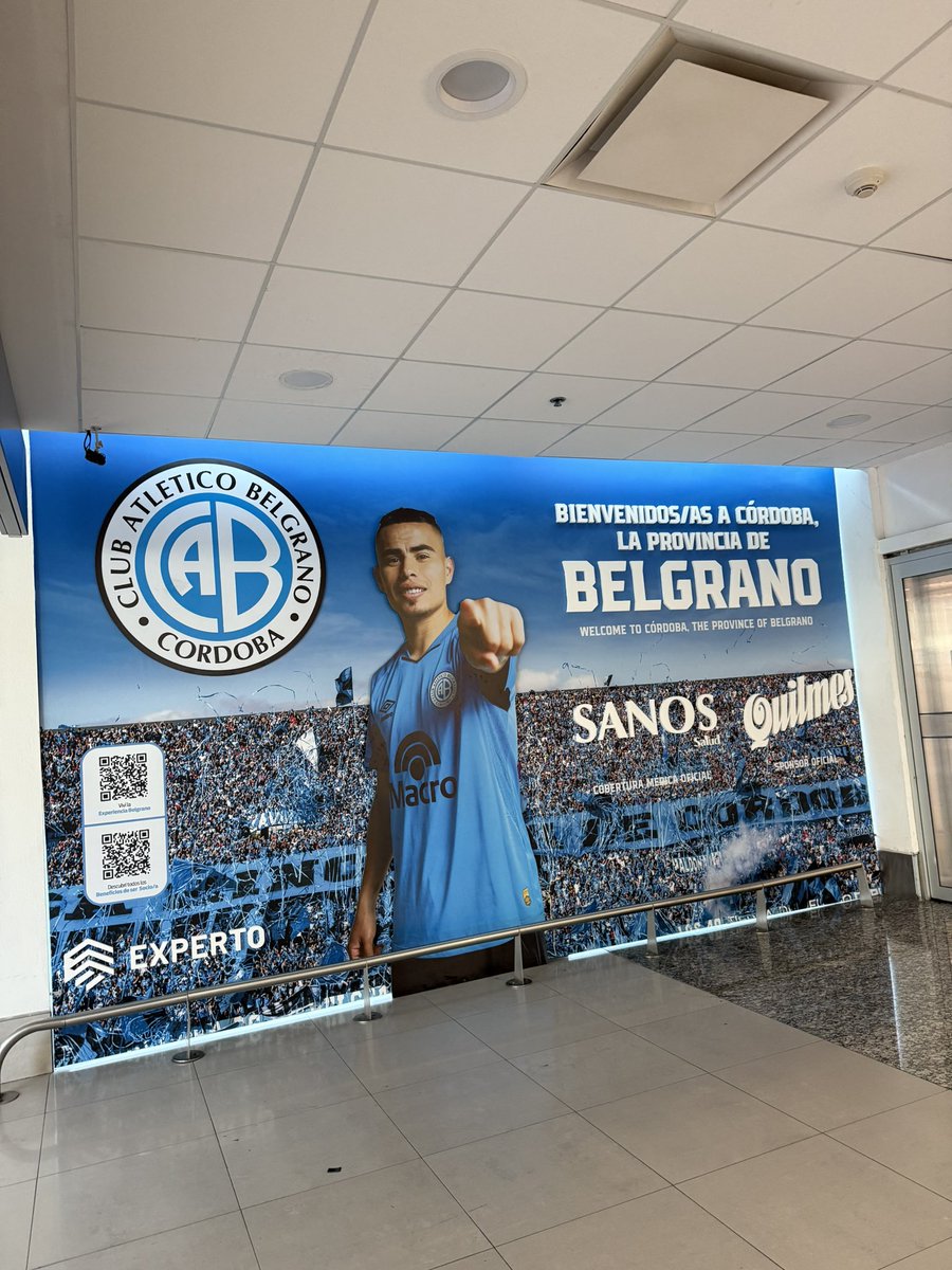 Pirata2030's tweet photo. POR FAVOR, ACTUALICEN LA FOTO DEL CHINO CON UNA QUE ESTE SOSTENIENDO LA COPA, Y PONGANLE LA ESTRELLA AL ESCUDO, gracias https://t.co/okmnAzQchV