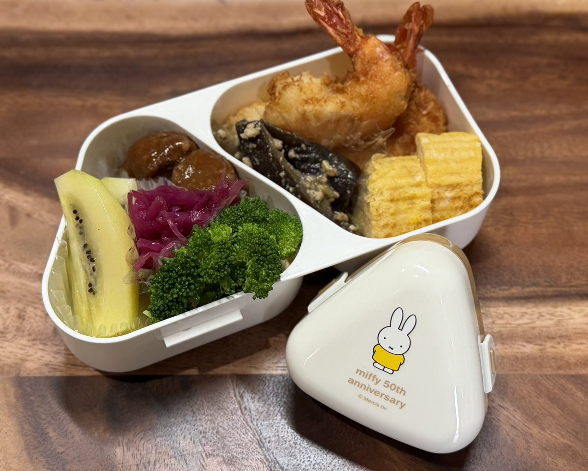今日の娘のお弁当😸 ＊しそ昆布おにぎり ＊エビフライ🍤 ＊卵焼き
