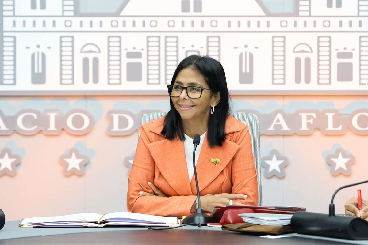 maperezpirela's tweet photo. La presidenta (E) de la República, Delcy Rodríguez, lideró este martes 26 de mayo el Consejo de Ministros desde el Palacio de Miraflores, en Caracas

La jefa de Estado (E) reiteró que el 1 de junio iniciará la Gran Consulta Nacional para la Reforma de la Justicia Penal. «Con desafíos muy importantes en el ámbito de la justicia», añadió. 

Igualmente, Rodríguez anunció la firma de dos decretos durante el Consejo de Ministros. El primero fue la designación del vicepresidente sectorial para el Socialismo Social y Territorial, Héctor Rodríguez, como comisionado presidencial para la restructuración y reingeniería del gobierno, trabajo que realizará de la mano del vicepresidente sectorial de Planificación, Ricardo Menéndez. 

Además, designó a la ministra de Economía y Finanzas, Anabel Pereira, como comisionada presidencial para la gestión eficiente del Gobierno Nacional. 

Del mismo modo, detalló que en el marco de las facultades otorgadas por la Ley Orgánica para la Celeridad y Optimización de Trámites, en su artículo 8, se está abriendo una Consulta Nacional, la cual tendrá una duración de 15 días.