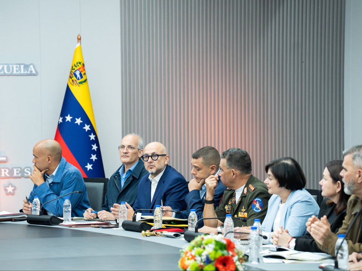 maperezpirela's tweet photo. La presidenta (E) de la República, Delcy Rodríguez, lideró este martes 26 de mayo el Consejo de Ministros desde el Palacio de Miraflores, en Caracas

La jefa de Estado (E) reiteró que el 1 de junio iniciará la Gran Consulta Nacional para la Reforma de la Justicia Penal. «Con desafíos muy importantes en el ámbito de la justicia», añadió. 

Igualmente, Rodríguez anunció la firma de dos decretos durante el Consejo de Ministros. El primero fue la designación del vicepresidente sectorial para el Socialismo Social y Territorial, Héctor Rodríguez, como comisionado presidencial para la restructuración y reingeniería del gobierno, trabajo que realizará de la mano del vicepresidente sectorial de Planificación, Ricardo Menéndez. 

Además, designó a la ministra de Economía y Finanzas, Anabel Pereira, como comisionada presidencial para la gestión eficiente del Gobierno Nacional. 

Del mismo modo, detalló que en el marco de las facultades otorgadas por la Ley Orgánica para la Celeridad y Optimización de Trámites, en su artículo 8, se está abriendo una Consulta Nacional, la cual tendrá una duración de 15 días.