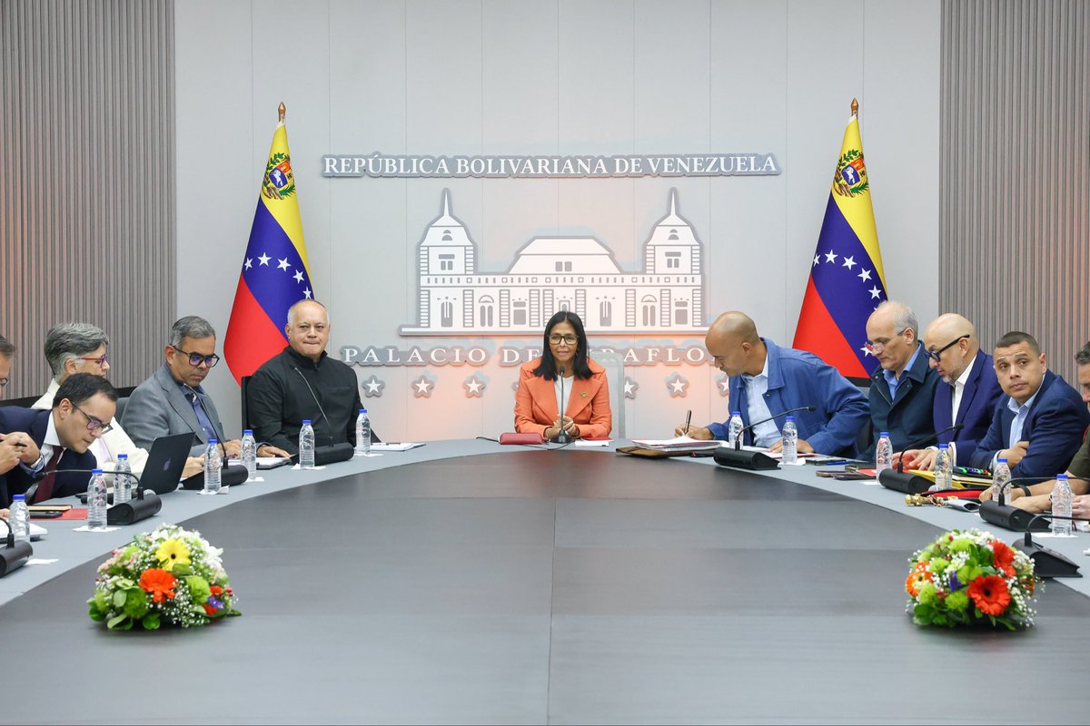maperezpirela's tweet photo. La presidenta (E) de la República, Delcy Rodríguez, lideró este martes 26 de mayo el Consejo de Ministros desde el Palacio de Miraflores, en Caracas

La jefa de Estado (E) reiteró que el 1 de junio iniciará la Gran Consulta Nacional para la Reforma de la Justicia Penal. «Con desafíos muy importantes en el ámbito de la justicia», añadió. 

Igualmente, Rodríguez anunció la firma de dos decretos durante el Consejo de Ministros. El primero fue la designación del vicepresidente sectorial para el Socialismo Social y Territorial, Héctor Rodríguez, como comisionado presidencial para la restructuración y reingeniería del gobierno, trabajo que realizará de la mano del vicepresidente sectorial de Planificación, Ricardo Menéndez. 

Además, designó a la ministra de Economía y Finanzas, Anabel Pereira, como comisionada presidencial para la gestión eficiente del Gobierno Nacional. 

Del mismo modo, detalló que en el marco de las facultades otorgadas por la Ley Orgánica para la Celeridad y Optimización de Trámites, en su artículo 8, se está abriendo una Consulta Nacional, la cual tendrá una duración de 15 días.