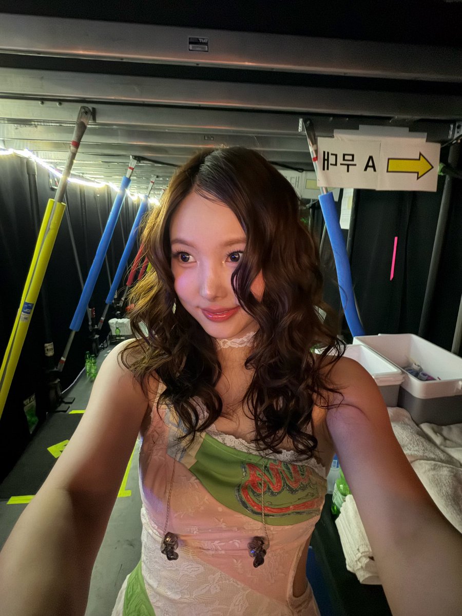 나연🫧 tweet media