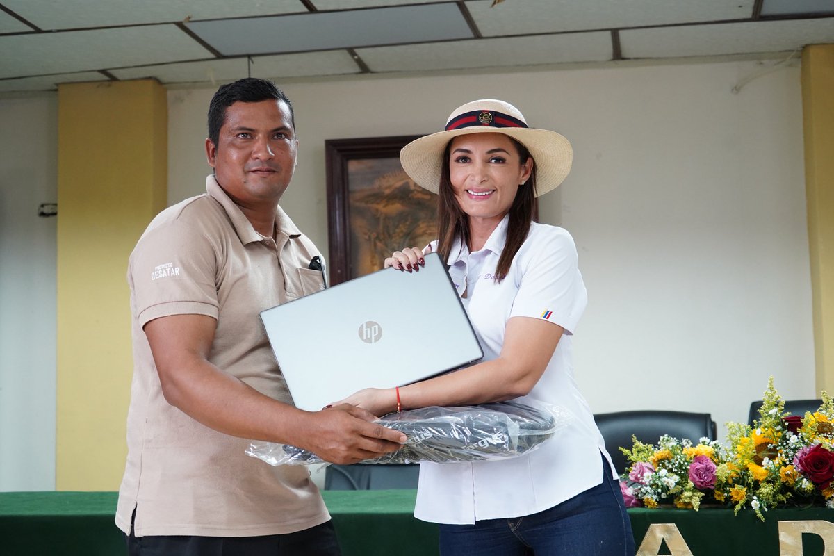 Agricultura_CZ5's tweet photo. #LosRíos | 200 pequeños productores se beneficiaron del Plan de Fortalecimiento Organizacional del #MAGP. Gracias al Proyecto #DESATAR, asociaciones de Baba, Vinces y Palenque, cuentan con nuevos equipos informáticos para fortalecer sus labores asociativas. 

#ElNuevoEcuador 👩🏻‍🌾👨🏻‍🌾 https://t.co/NtSbtxW8QN