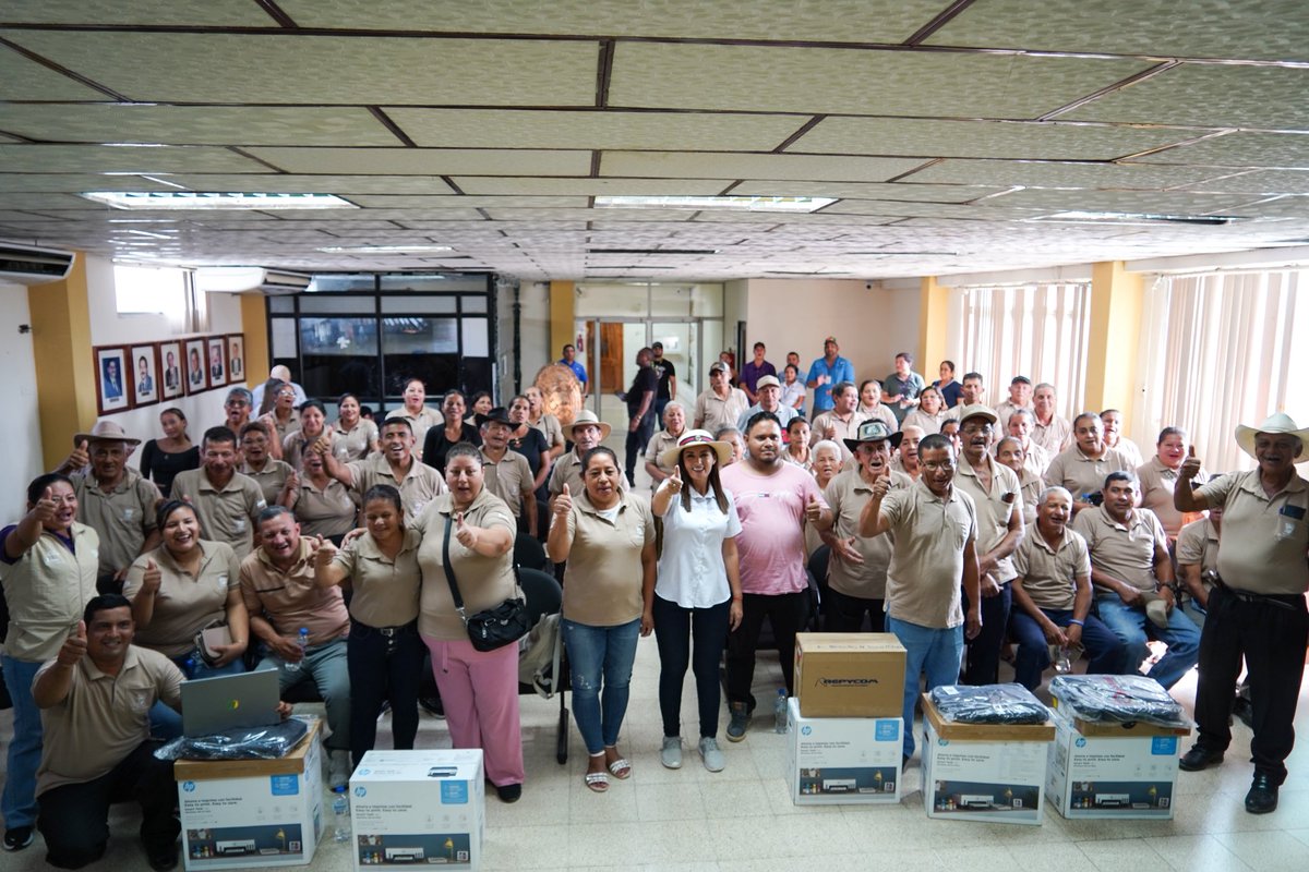 Agricultura_CZ5's tweet photo. #LosRíos | 200 pequeños productores se beneficiaron del Plan de Fortalecimiento Organizacional del #MAGP. Gracias al Proyecto #DESATAR, asociaciones de Baba, Vinces y Palenque, cuentan con nuevos equipos informáticos para fortalecer sus labores asociativas. 

#ElNuevoEcuador 👩🏻‍🌾👨🏻‍🌾 https://t.co/NtSbtxW8QN