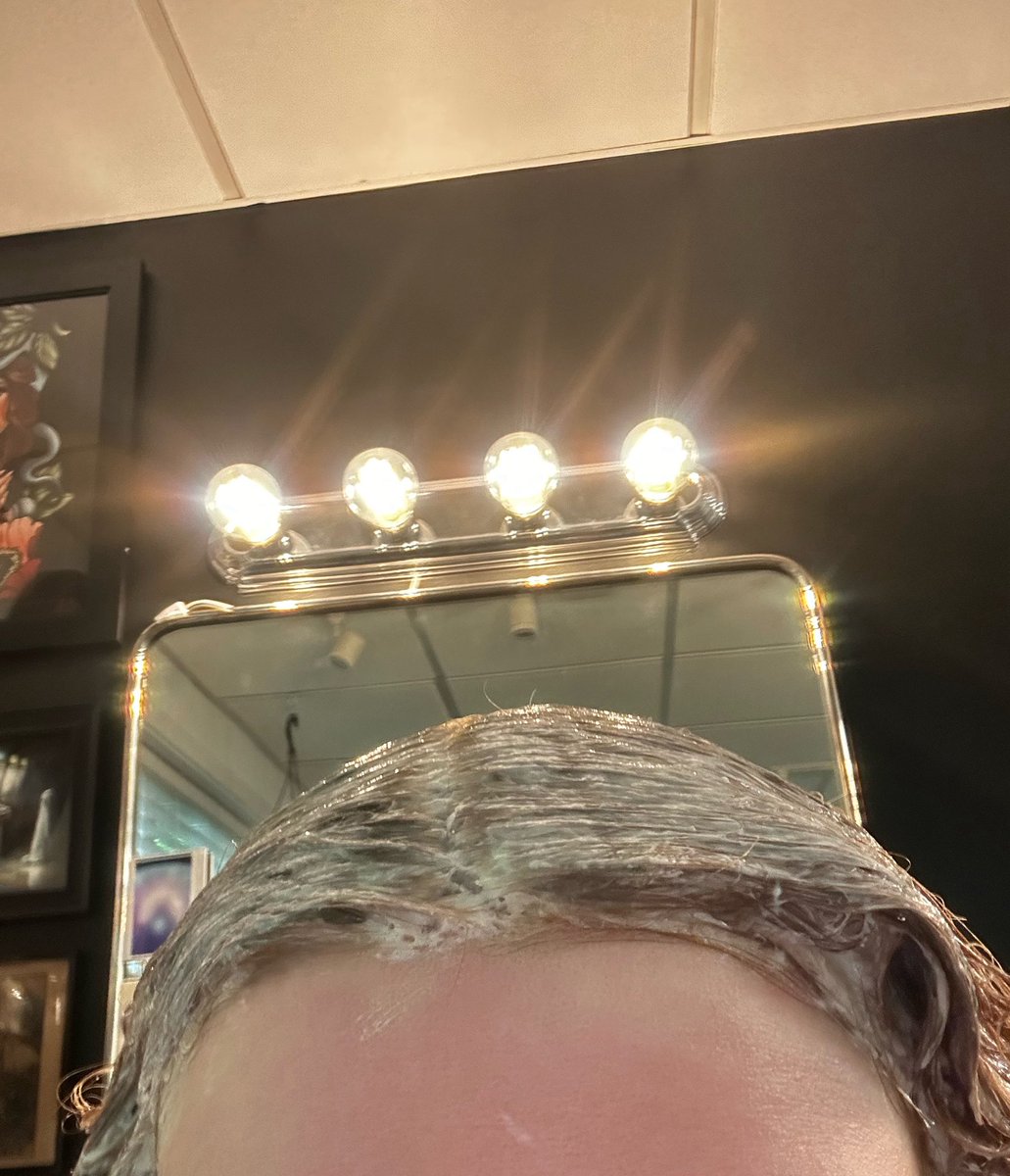 minasmellsgood's tweet photo. said i was coming in for a light gloss and a color refresh... i lied https://t.co/i8wglLgiOX
