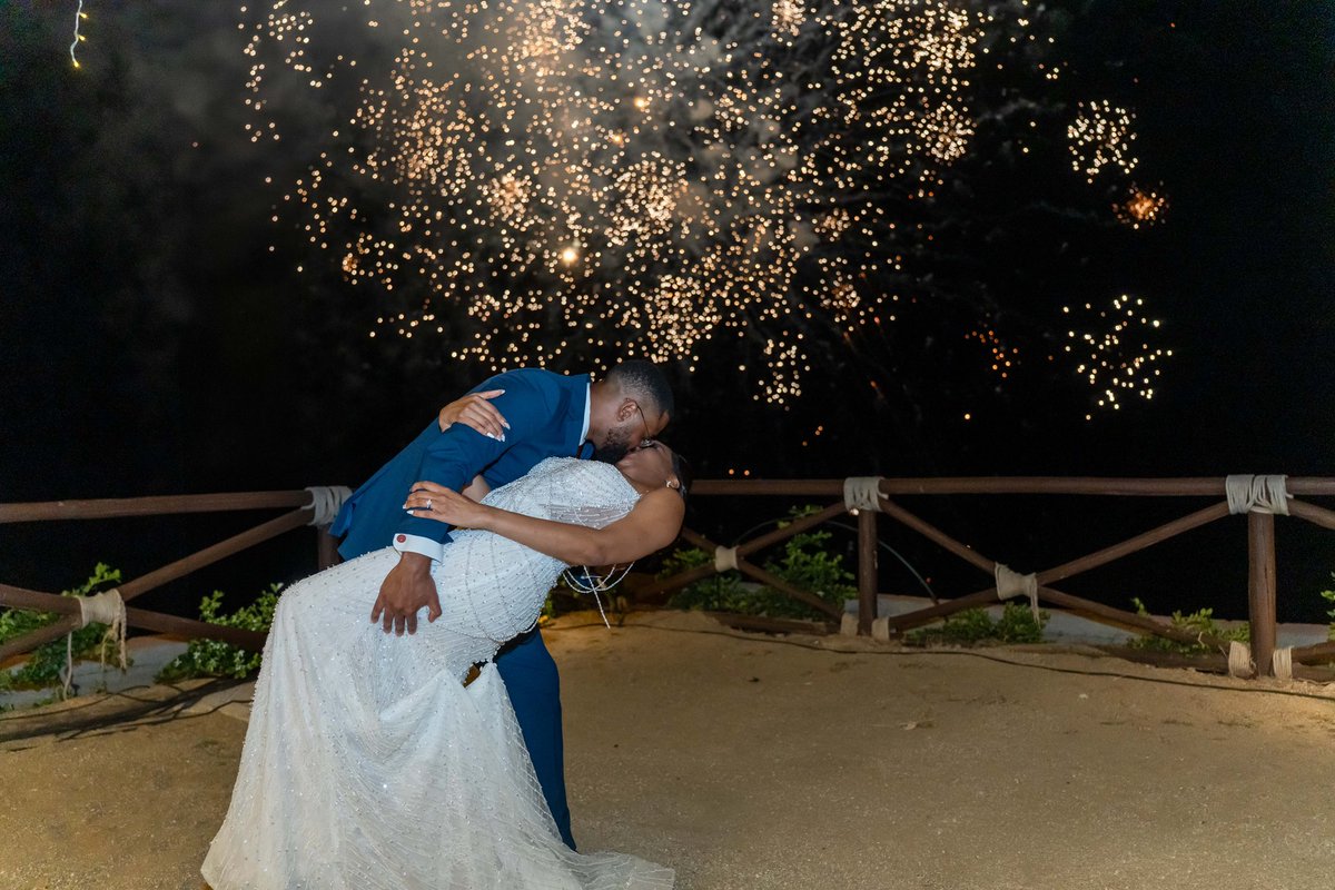 KPLOSCABOS's tweet photo. When love lights up the sky! 🎆
•
•📸 krystalproductionscabo
•🌎 https://t.co/gd5rnOIeRq
•📧 info@krystalvideo.com
•
#weddingcontentcreator
#loscabosweddingphotographer
#loscabosweddingvideographer https://t.co/4wsoIkPnLp