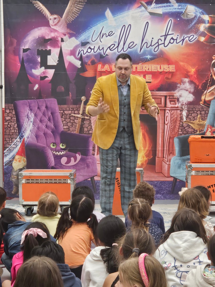SaintHenrysJr's tweet photo. St. Michael's School joined us for a French presentation by Marc Trudel (lamysterieuseecole), the incredible magician. It was an entertaining show! #CatholicEdSk https://t.co/ZjMmfe6iui