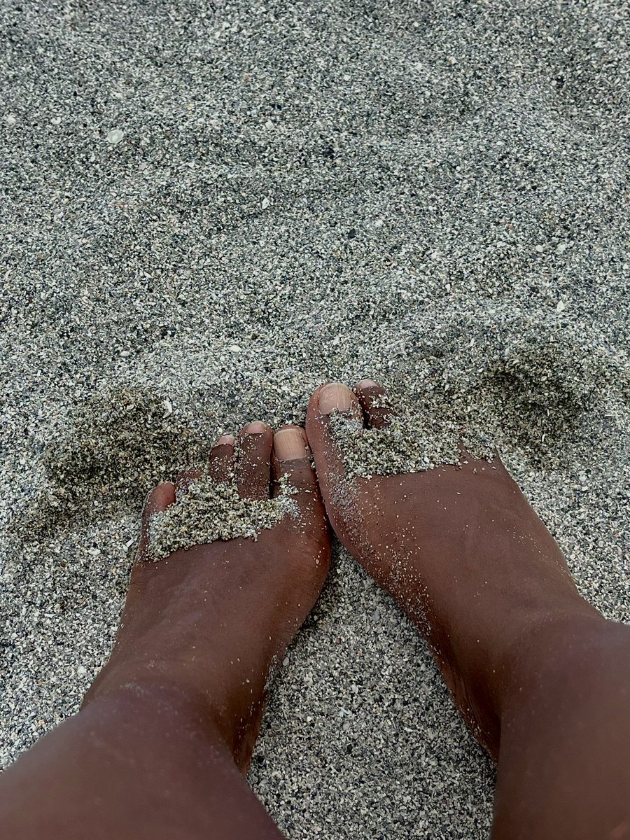 AngelCloudz777's tweet photo. Beach day 🏝️ #sandyfeet #feetworshi̇p #toes https://t.co/L93YGjjsp2