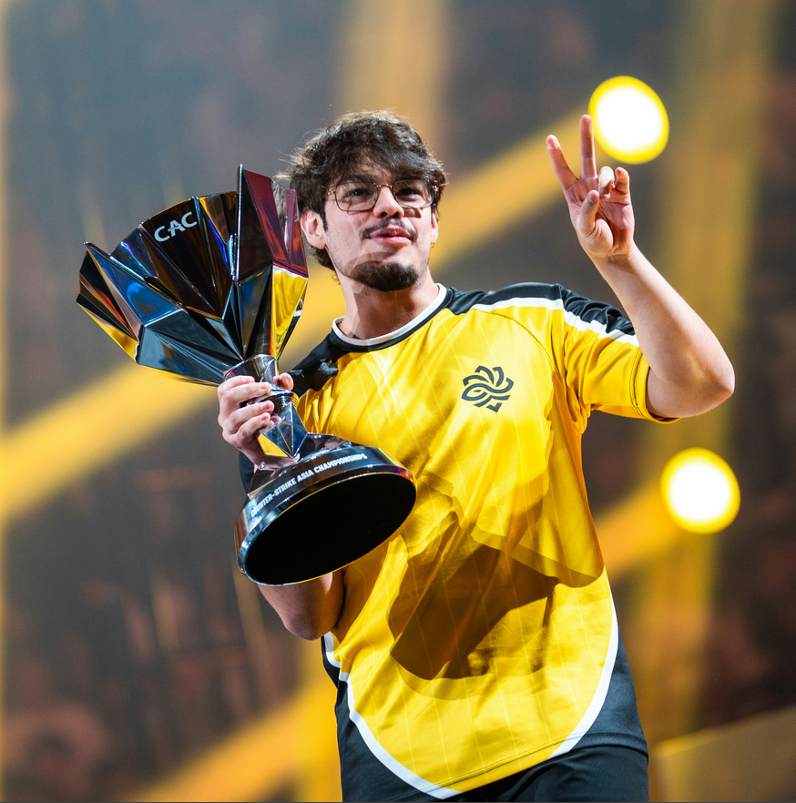 mibrdadepre's tweet photo. Kyousuke em sua primeira final na carreira foi vice e fez aquela birra após receber a medalha de prata, recebendo muita críticas das pessoas da comunidade

desde então o garoto coleciona vices e medalhas de pratas, dizem que é a MALDIÇÃO DE KYOUSUKE.

Por outro lado, o DUMAU jogador da Legacy na IEM atlanta ficou empolgado e agradecido por receber uma medalha de BRONZE. 

CAMPEONATO seguinte, legacy campeã em cima da Falcons de kyousuke

mais uma medalha de prata pro kyousuke e por outro lado uma medalha de OURO pro Dumau.

A gratidão é uma virtude.