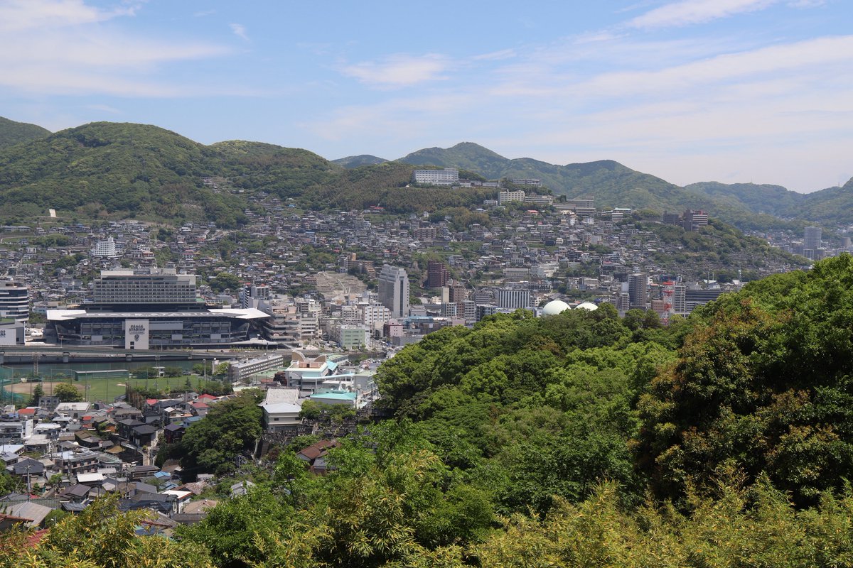 kaidanmeguri's tweet photo. 俺も日本全国すべての階段の街を巡ってきてどこもそれぞれの魅力があるけど、その巨大さにおいてはやはり長崎が飛び抜けている。すごい、すごすぎる、あァァァんまりだァァアァ https://t.co/oOheGwWHQg