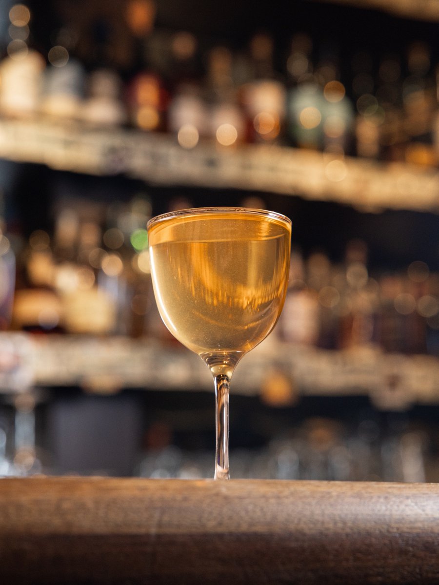 deadrabbitpub's tweet photo. Heart of Gold - a juicy Mango Martini showcasing the king of fruits in all its glory.

Drumshanbo Gunpowder Gin, aquavit, mango, dill, dry vermouth, and white pepper - only available in The Taproom. https://t.co/Y1jES7vLfv