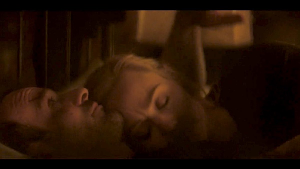 alsototallyhot's tweet photo. Thinking about how Matt and Karen were actually holding hands first before Karen decided she wants cuddles so she lifted Matt’s arm to signal what she wants him to do and he does just that and gives her kisses too.

Karedevil are a couple who try to live inside each other’s skin. https://t.co/vsneM1mvDu