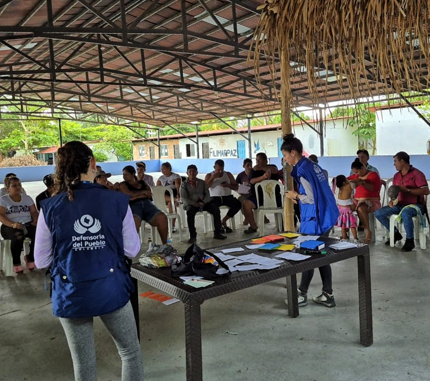 DefensoriaCol's tweet photo. Capacitamos a 30 integrantes del antiguo Espacio Territorial de Capacitación y Reincorporación (ETCR) de Filipinas, en Arauquita, Arauca, en fortalecimiento comunitario como eje para la construcción de paz.

Mujeres y hombres firmantes del Acuerdo de Paz recibieron pedagogía en violencias basadas en género, bondades de la reincorporación, sanciones propias, mecanismos de protección de derechos y decisiones con enfoque de género. 

Este ejercicio es clave para que su transición a la vida civil continúe siendo realizada sin contratiempos y en una cultura de no violencia, sobre todo porque en el departamento han sido asesinadas y asesinados 15 firmantes, 32 han recibido amenazas y 5 están desaparecidos.