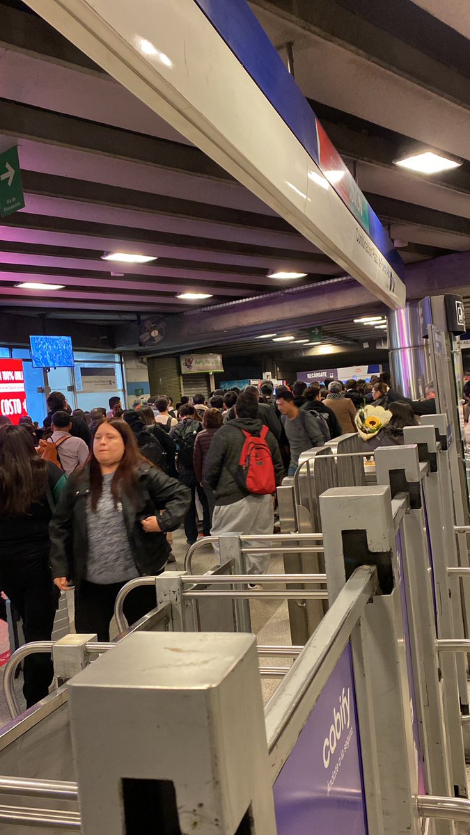 libreDetoda's tweet photo. @metrodesantiago Qué pasa en Tobalaba combinación L4??? https://t.co/yXwskX55jg