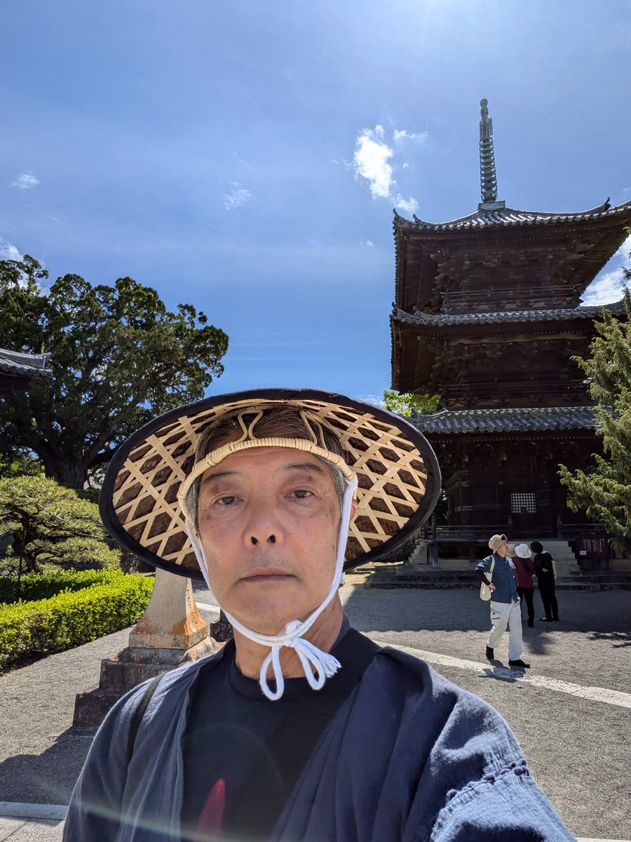 hasewopyon's tweet photo. 清姫の想ひの滲む百合の花
安珍、清姫の伝説で有名な道成寺に行きました。よく歌舞伎の演目にもなる道成寺縁起絵巻を住職が語ってくれます。仏像が撮影お構い無しなのも良いですが、境内に咲くササユリの花が薄紅色を滲ませていて、恋する女性の頬を思わせるのが素敵です。 https://t.co/cZKal19qkt