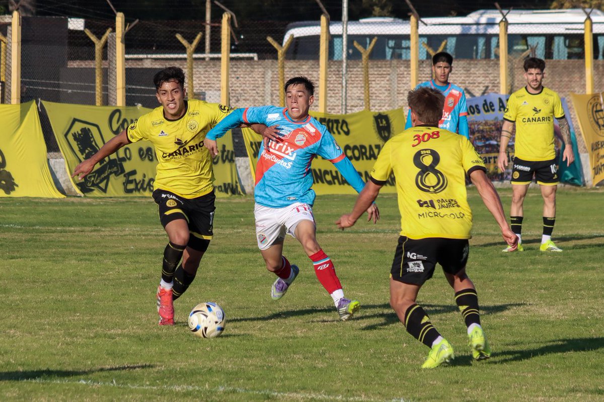 hablemosdelarse's tweet photo. SE PERDIERON DOS PUNTOS

#Arsenal no pudo salir del cero en su visita a Flandria y debió conformarse con un empate.

El comentario y la síntesis 👇 https://t.co/jamMTI759F https://t.co/vv0mYblEuQ