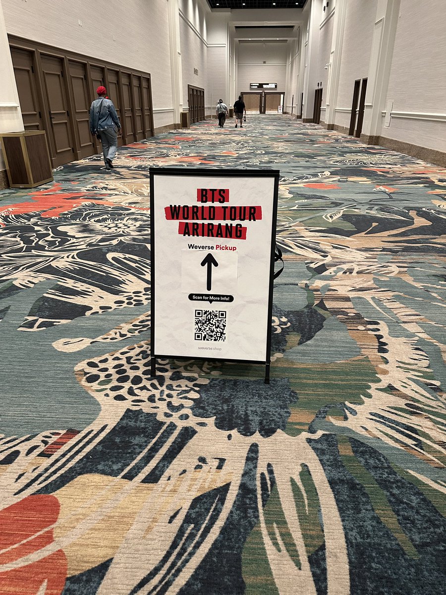 chimmimoon's tweet photo. first order of business 💜 #MandalayBay https://t.co/lc0Vi5oakS
