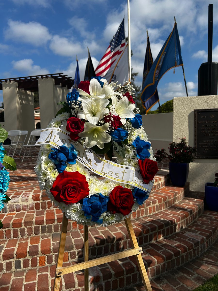 AusConsulateLA's tweet photo. It was an honour to attend the Memorial Day ceremony at Los Angeles National Cemetery. We pay tribute to the brave men and women who gave their lives in service to the US, and we stand in remembrance of their sacrifice. https://t.co/TLEgLpkvig