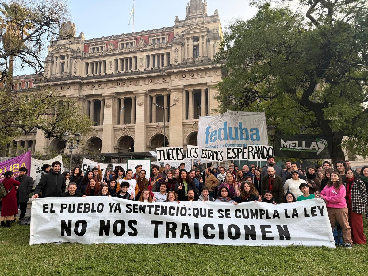 feduba's tweet photo. ⚖️📚 CLASES PÚBLICAS EN TRIBUNALES - SEÑORES JUECES QUE MILEI CUMPLA LA LEY

Hoy participamos, de una jornada de clases públicas en Plaza Tribunales para exigir a la Corte Suprema la inmediata implementación de la Ley de Financiamiento Universitario. https://t.co/Kt6rDwEZTH