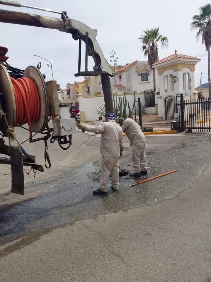 CEASonora's tweet photo. 🚧 En #Guaymas  para mantener en óptimas condiciones la red hidráulica, se realizaron trabajos de limpieza y desazolve en un pozo de visita ubicado en la avenida Marsella, entrada del fraccionamiento Marsella. 👷🏼‍♂️
Folio atendido: 132498

#SonoraSeTransforma
#TierraDeOportunidades https://t.co/kdC3J8RJUQ