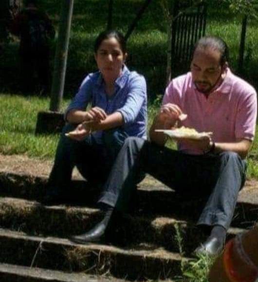 OYarkandal's tweet photo. Descripción gráfica de las "modestas" declaraciones patrimoniales.
"Cuando vos le querés servir al país no andás con paños tibios", dijo el bufón mayor de la Asamblea.
Le quieren vender a la población que los funcionarios y diputados también van coyol quebrado, coyol comido. https://t.co/whapGcSZV8