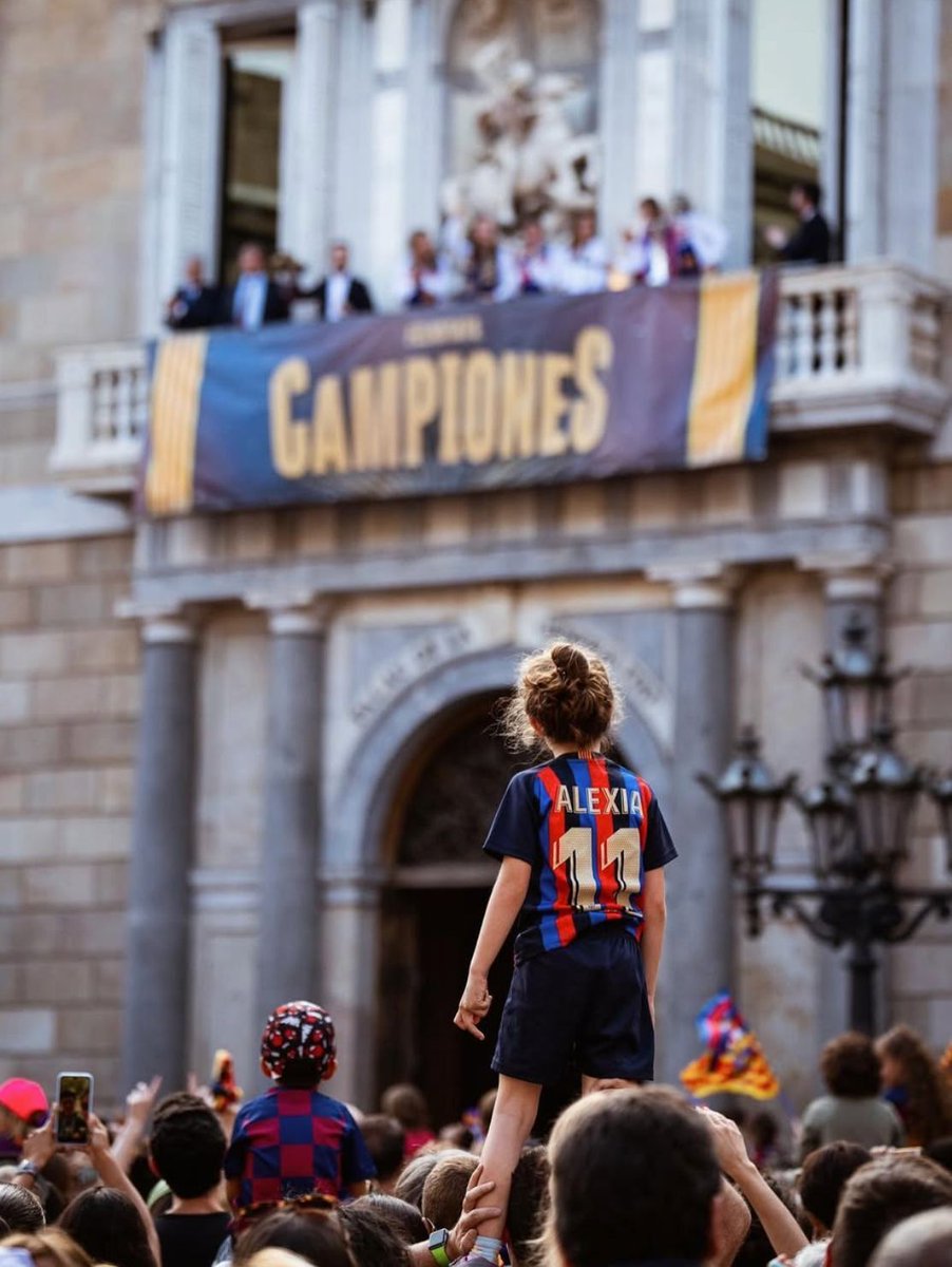 Pao_Cule's tweet photo. Te voy a extrañar toda la vida; extrañaré que te beses el escudo, que hagas la reverencia,que metas esos pases que solo tu ves. Extrañaré verte  uniendo al equipo, siendo la Capitana de este barco. Voy a extrañar tu fútbol, pero sobre todo voy a extrañarte a ti, Alexia Putellas https://t.co/Eve4ET5zAT
