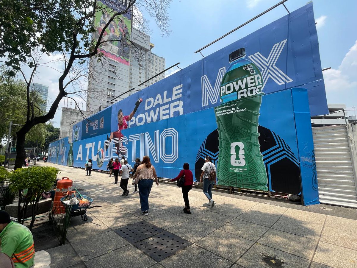 2egundopiso's tweet photo. 🚨 ¿Y Qué espera la autoridad? En Paseo de la Reforma y la ex Glorieta de Colón aparece una valla gigante de #Powerade de #CocaCola, colocada por @Rentablemx1. Riesgo para peatones y ciclistas. @PoweradeMx @CocaCola @FEMSA @ClaraBrugadaM @MetropolisCDMX @inveacdmx https://t.co/wksd7GCN0s