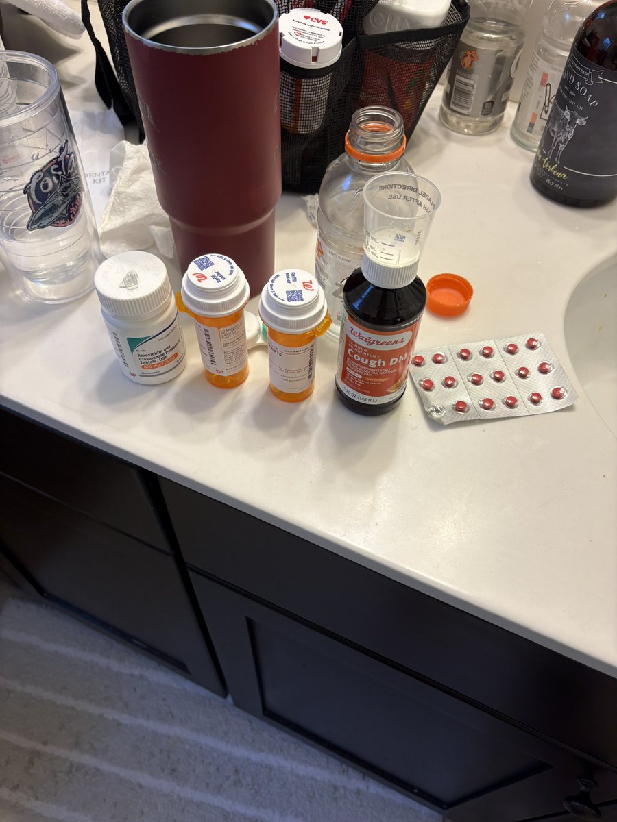 HustinJerbert69's tweet photo. Med lineup for the night. Knew I should of #pulledout https://t.co/Gt5wS8VWrn