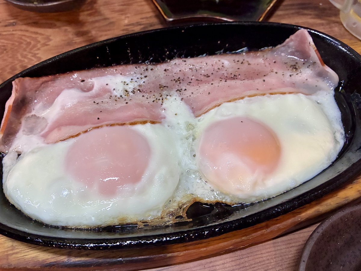おはよう。曇り。 魅力的に見つめてくる目玉焼きを出すお店はどんなAI
