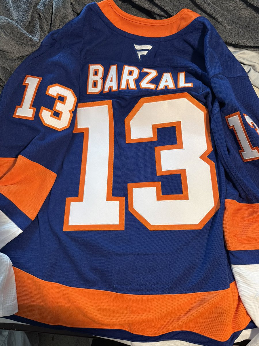 v_ronnie22's tweet photo. Thank you @bcomptonnhl for my jersey!! I’m glad I could help you out on your MS journey. Keep fighting the good fight and know we are here to support you! @mssociety @nyislanders @barzal97 #fightms🎗 #lgi #barzy https://t.co/9UwP2IYq7y