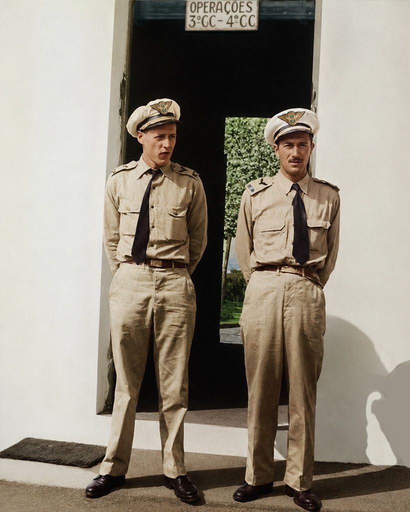 sentandoapua's tweet photo. Tenente Ismar, Veterano do 1º Grupo de Caça, e Capitão Borges Fortes, Operações e Comandante do 3º Grupo de Caça, Canoas, 1945. Acervo Brigadeiro Marion via Cel Biasus. Imagem colorida por IA
#FAB #AviacaoMilitar #HistoriaMilitar #BACO #VeteranosFAB #Aeronautica https://t.co/cFaXeASWgl