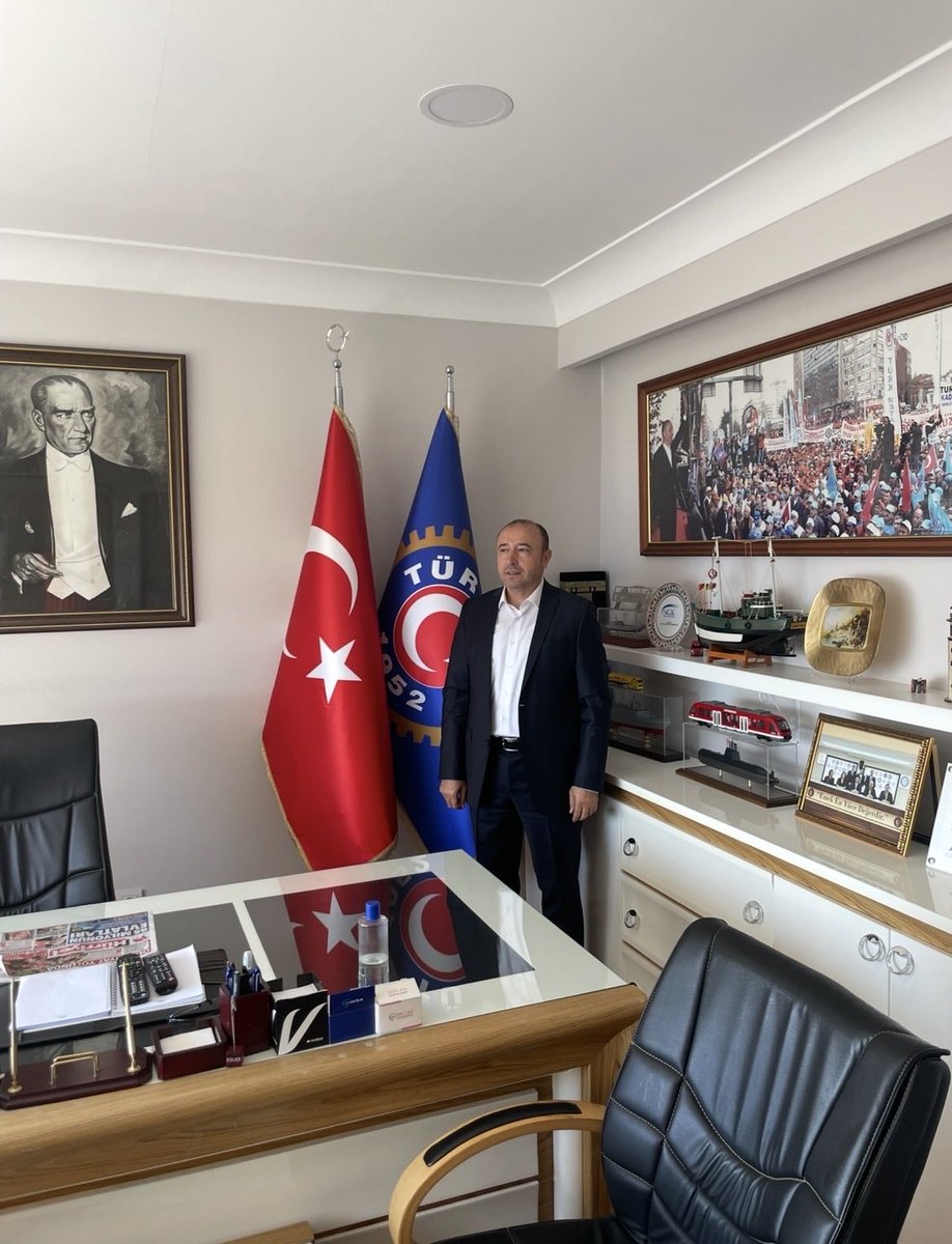 halilfaki's tweet photo. “İbrahim’den kalan bir teslimiyetin gölgesindeyiz yarın…
Bıçak ete değil; insanın içindeki karanlığa değsin diye var Kurban.

Her paylaşılmış lokmada bir dua,
her edilen sabırda bir ibadet gizlidir.

Allah; kurbanın etine değil,
kulun kalbindeki sadakate bakar.
İyi bayramlar . https://t.co/ILa1iYQ8sv
